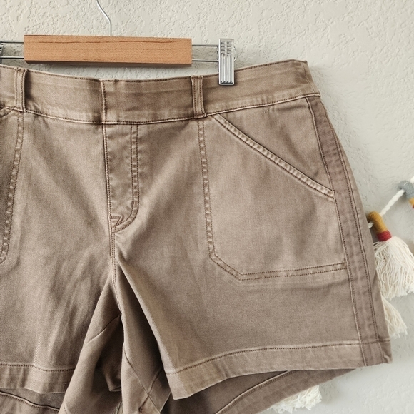 Spanx Twill Pull On Stretch Shorts Khaki Brown Comfort Slimming Casual XL - Picture 3 of 11